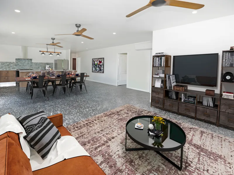 QUALITY BUILD | WONDERFUL LOCATION | BOATS & VEHICLES