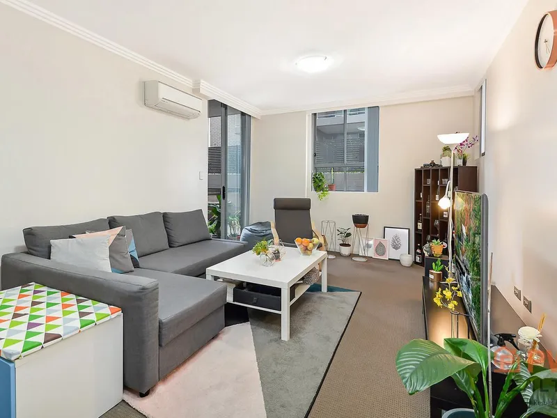 Modern 2 bedroom Apartment with Courtyard in Homebush West