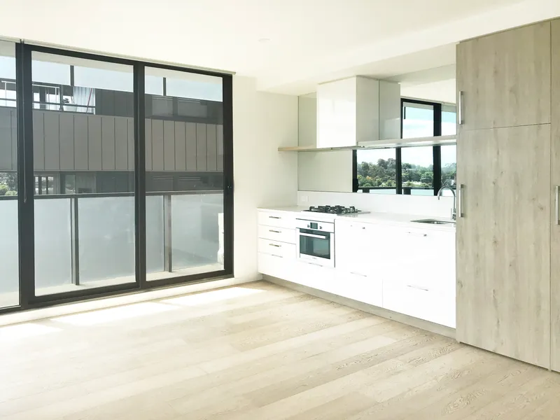 Walking distance to train station, Close to Swinburne Uni, Large living space with amazing view!!!