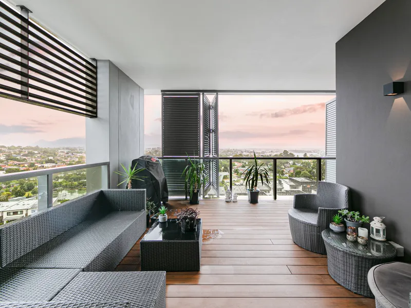 LUXURIOUS LIVING IN A CONVENIENT LOCATION