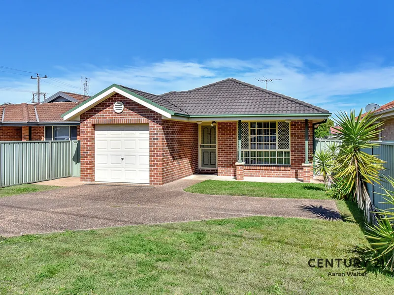 4 BEDROOM BRICK HOME, CLOSE TO EVERYTHING!!