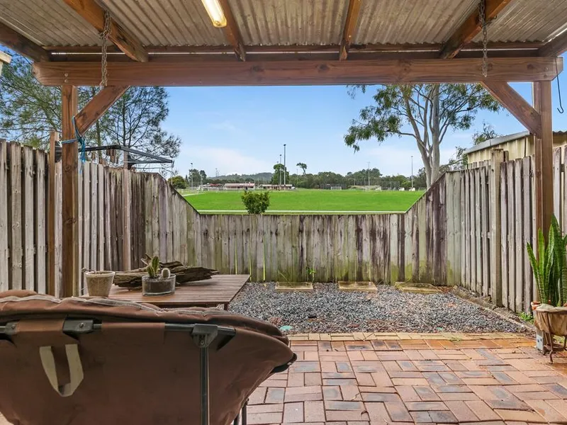 Central 2 level Townhouse overlooking Park!