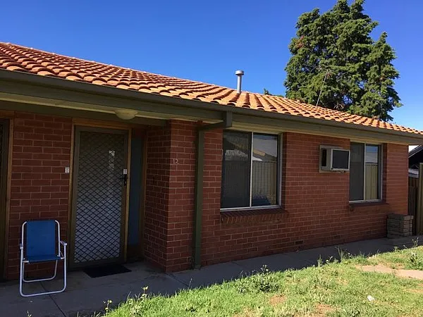 Tidy 2 bedroom unit in ideal location