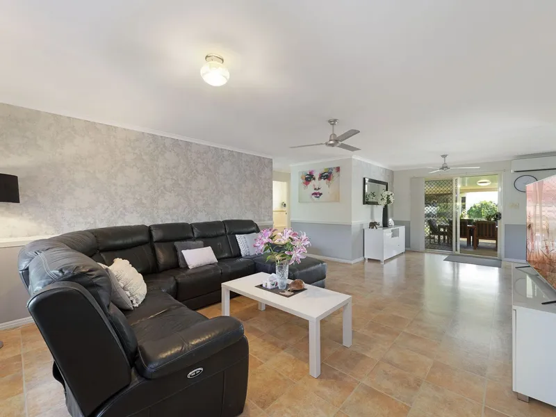 Beautiful large house just minutes from the beach in a lovely peaceful area just 10 minutes for Hervey Bay. Close to all services.