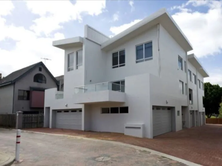 LUXURY 3 STOREY 4 OR 3(WITH STUDY) BEDROOM MODERN TOWNHOUSE IN NEAR CITY LOCATION NEAR BUSES ETC. lock & leave NO GARDENS TO MAINTAIN.