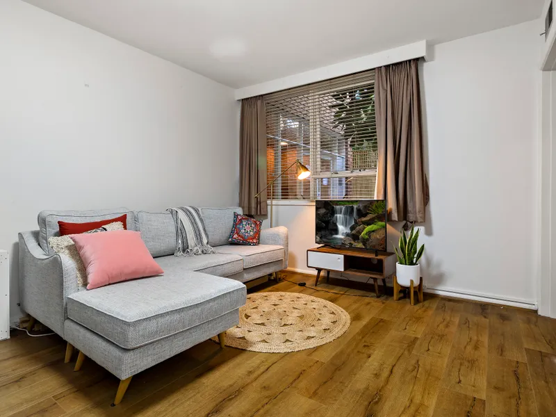 GENEROUS ONE BEDROOM APARTMENT IN PREMIER LOCATION 