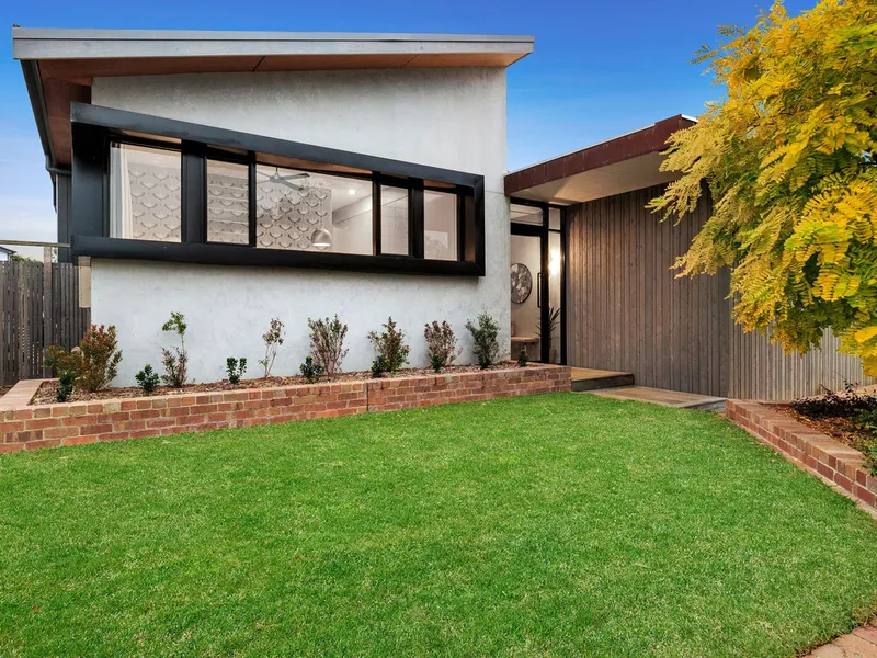 A STUNNING CONTEMPORARY COASTAL HOME ONLY MINUTES TO THE BEACH!!