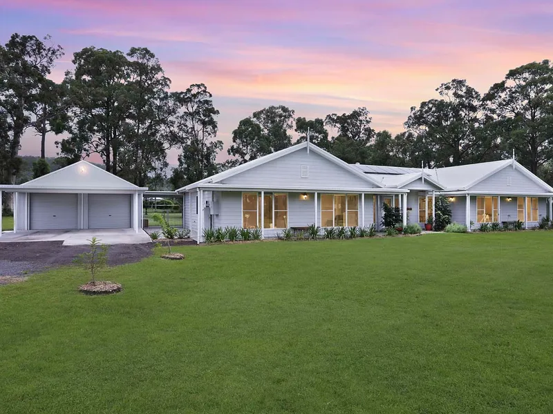 Stunning country-style acreage