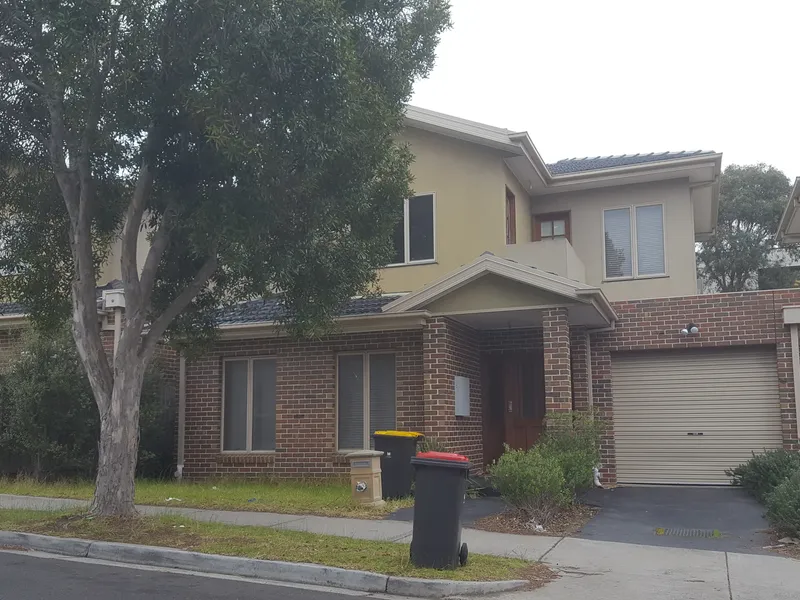 TOWNHOUSE WITH OWN DRIVEWAY AND WALKING DISTANCE TO MONASH UNIVERSITY