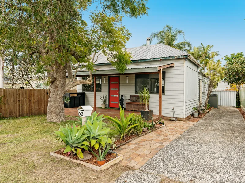 Popular location – 3 bed house plus 2 bed cabin!