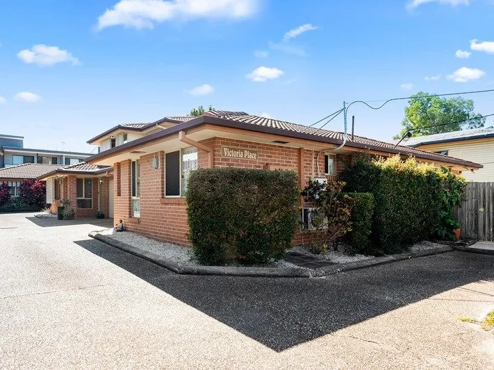 Ground floor unit with 2 living spaces and huge outdoor courtyard
