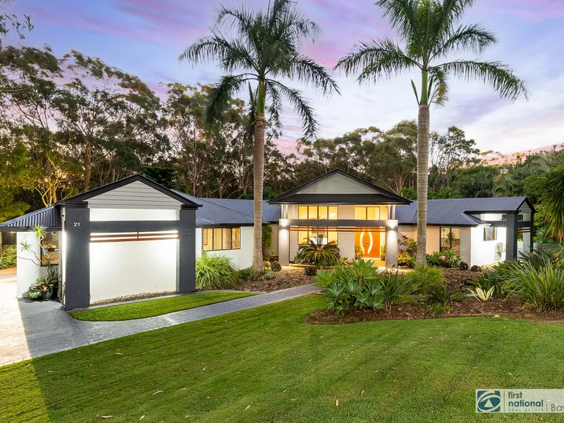 Executive home - 1.5 acres - Commercial shed - Like new