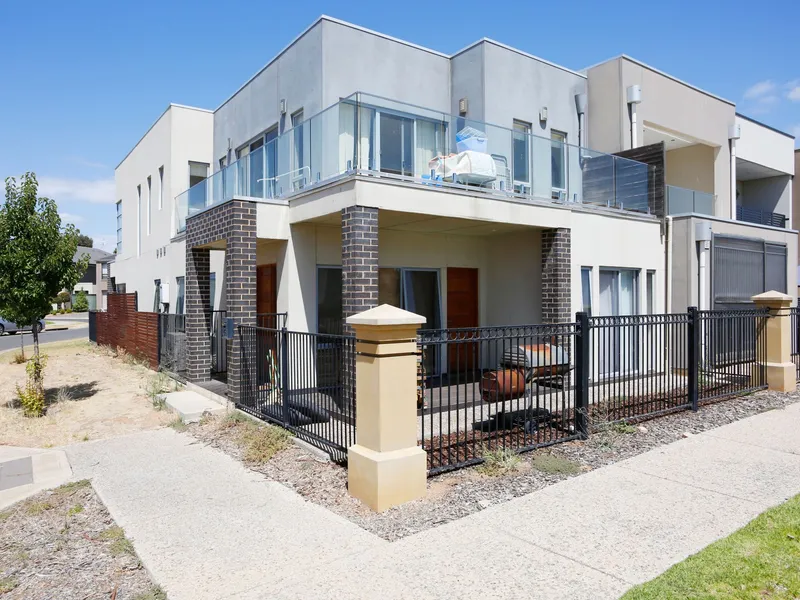 Low maintenance beauty situated in The Cascades!