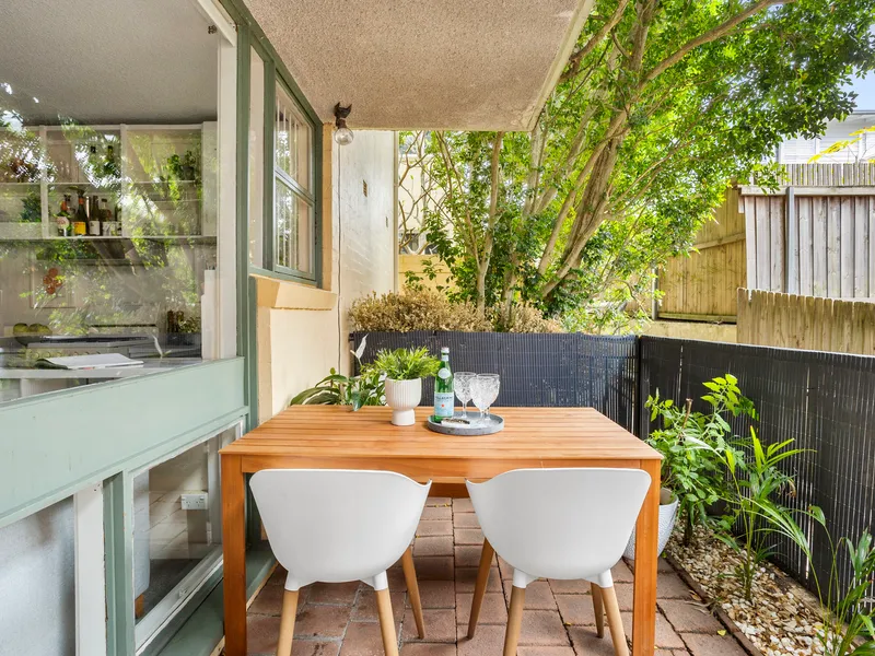 Minutes to the beach and Freshwater Village with oversized balcony