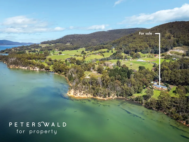 Idyllic, spacious waterfront living with spectacular views in Flowerpot