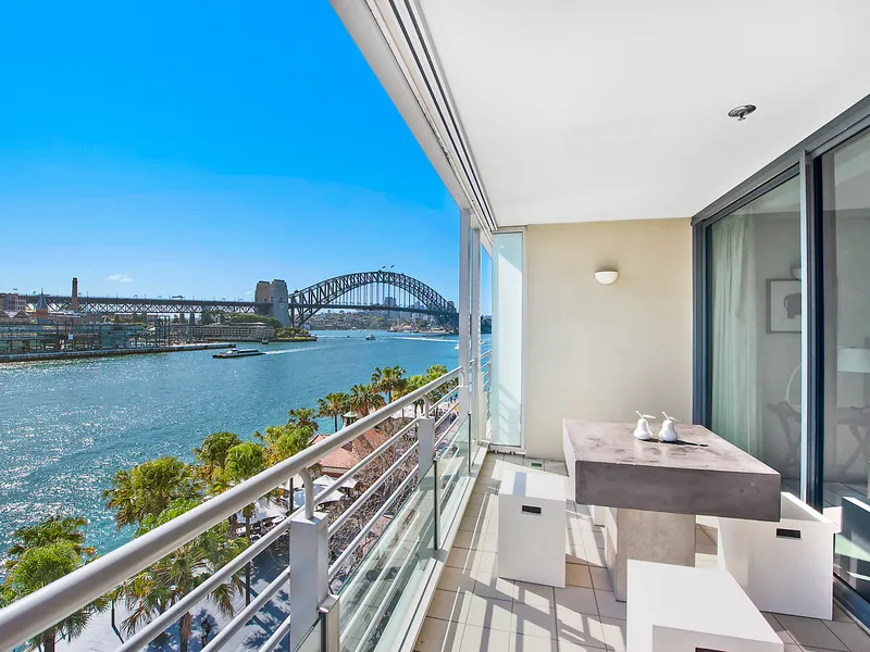 Bennelong - Tastefully Furnished with Stunning Harbour Views 