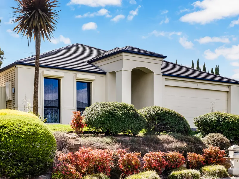 Impressive, elevated views from this cul-de-sac property