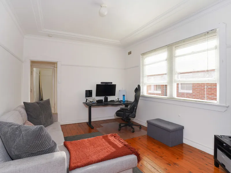 GORGEOUS SUNNY BEACHSIDE APARTMENT!