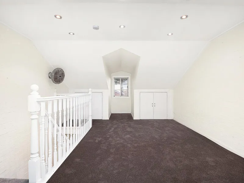 Private oversized townhouse in 'Kinana Mews'