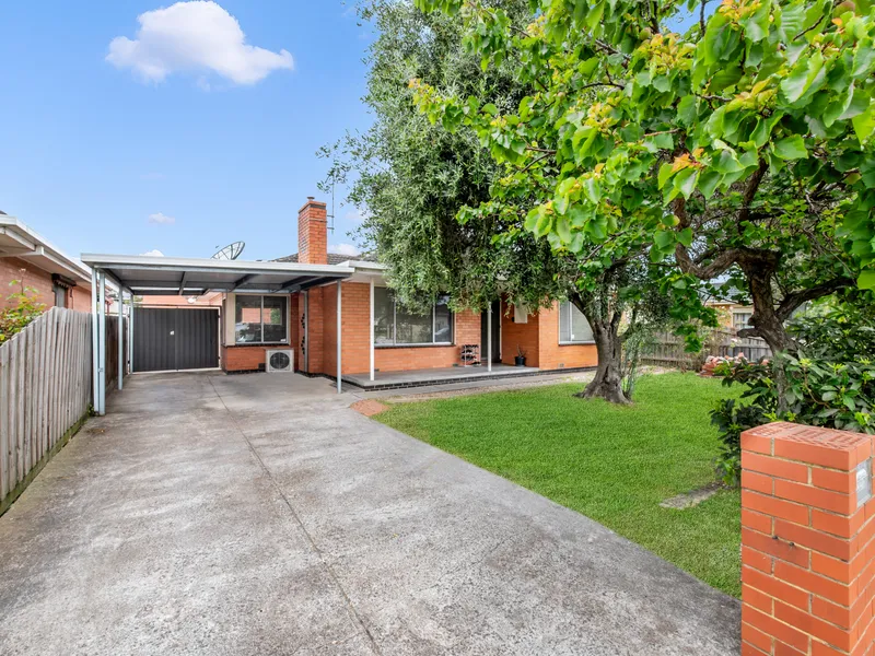 A SHORT STROLL TO DEER PARK VILLAGE