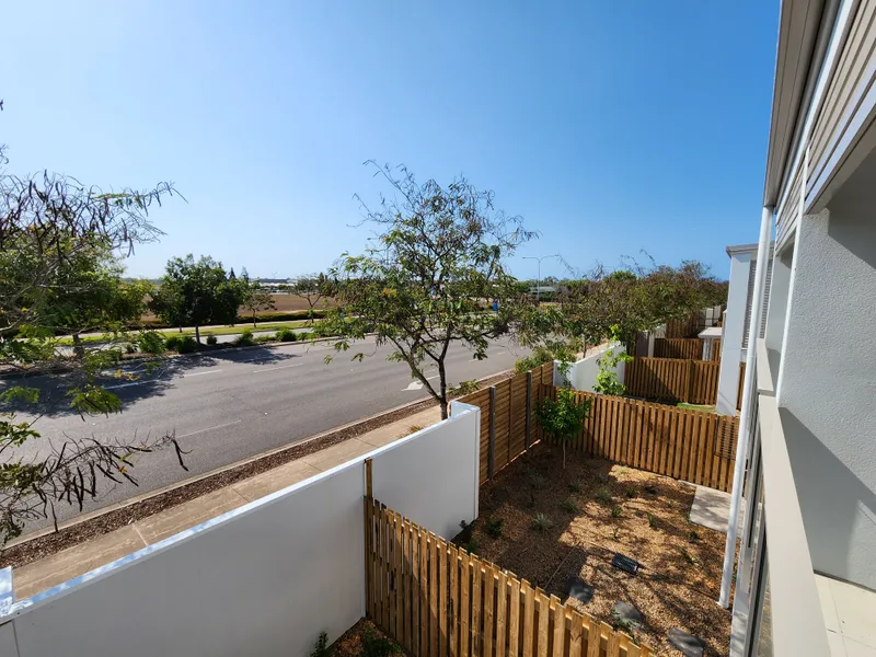 Brand New Modern Four Bedroom contact (07) 35196922 (Book a viewing www.mcoaust.com)