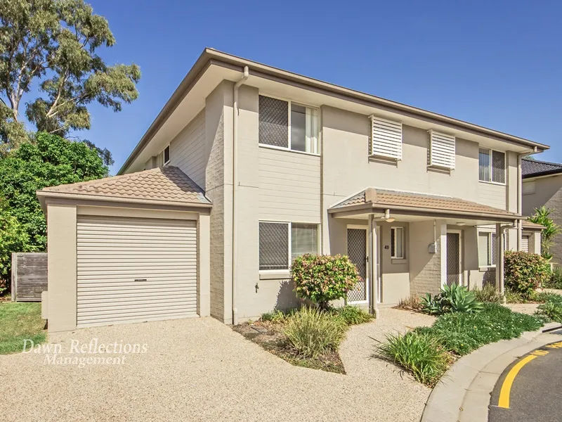 HUGE 3 BEDROOM 2 BATHROOM TOWNHOUSE, MODERN DECOR & GRASSED BACK YARD