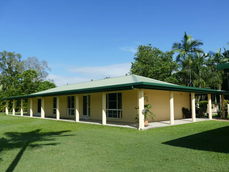 Magnificent home - 4.4 acres - own rainforest -...