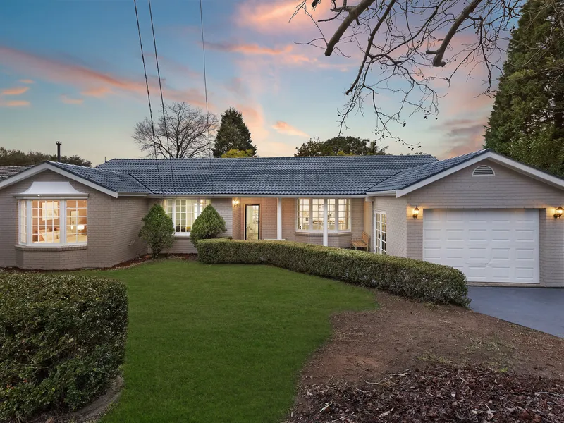 Light filled single level charmer, superb family location