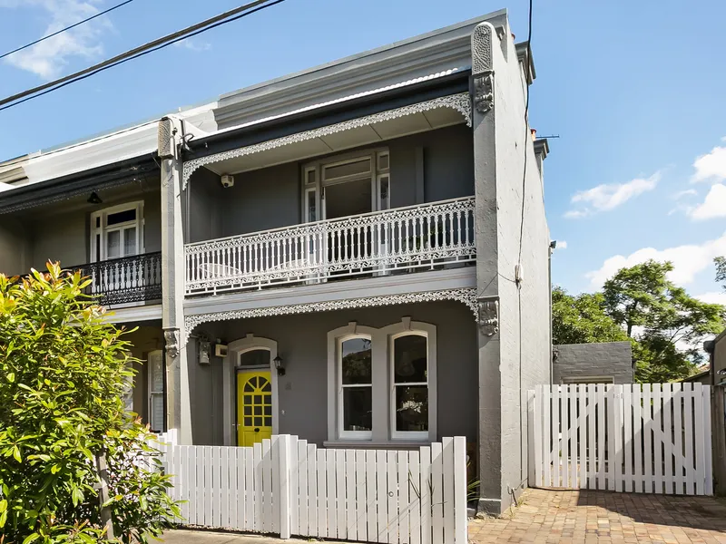 Classic, light-filled terrace in tight community pocket