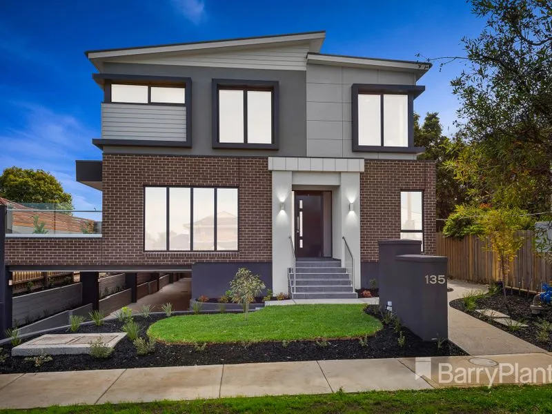 Brand new, steps to Tunstall Square!