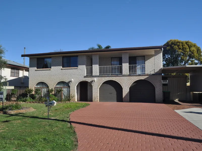A SPACIOUS HOME IDEAL FOR THE FAMILY!