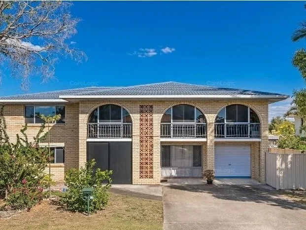 Huge Home with 6 Bedrooms, 2 Kitchens Plus Pool
