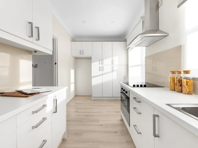 Absolute convenience in a freshly renovated two-bedroom apartment