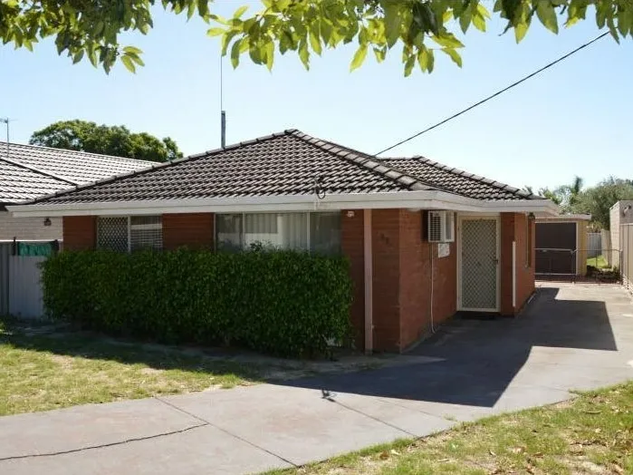 FAMILY HOME - BIG BACKYARD!