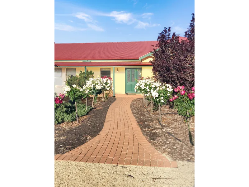 Country Comfort on One Acre Close to Town