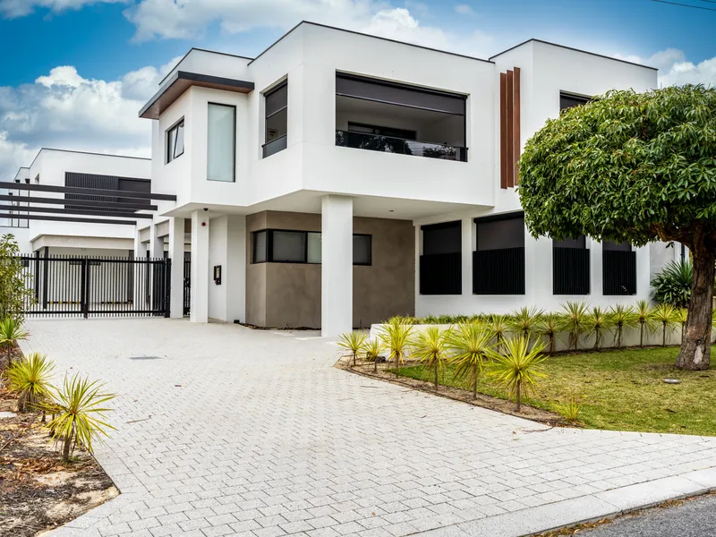 THE ULTIMATE IN MODERN STYLE AND CONVENIENCE!