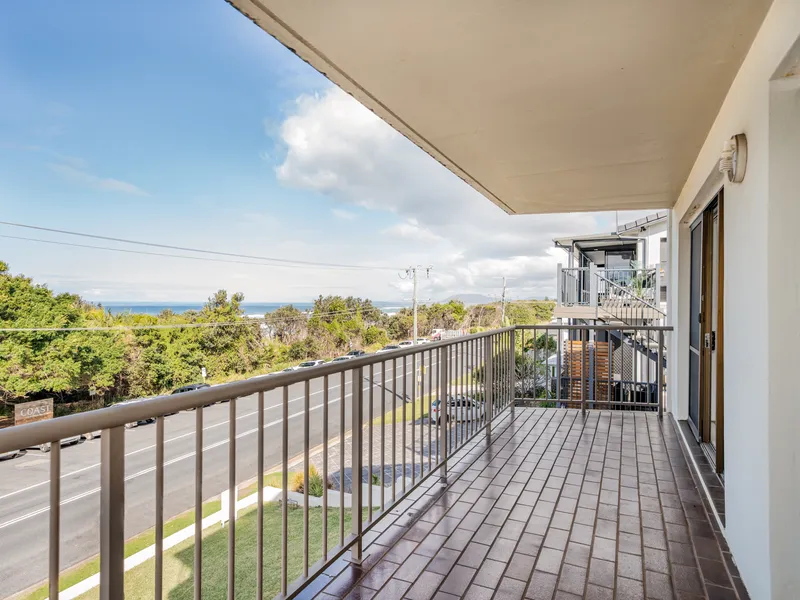 Direct beachfront apartment with broad ocean views