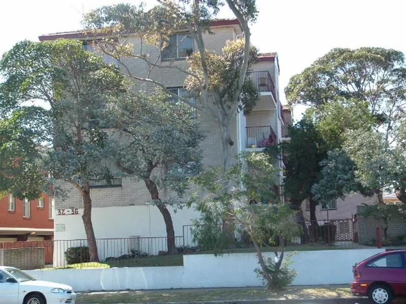 WELL PRESENTED BRIGHT & AIRY APARTMENT