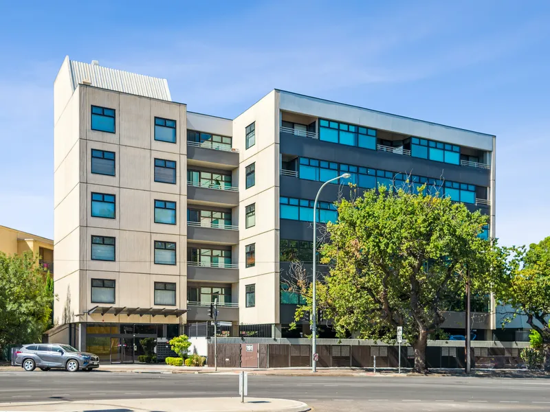 Beautifully positioned 1 bedroom apartment opposite the South Parklands and within easy walking distance to the City and Hutt St cafes and restaurants