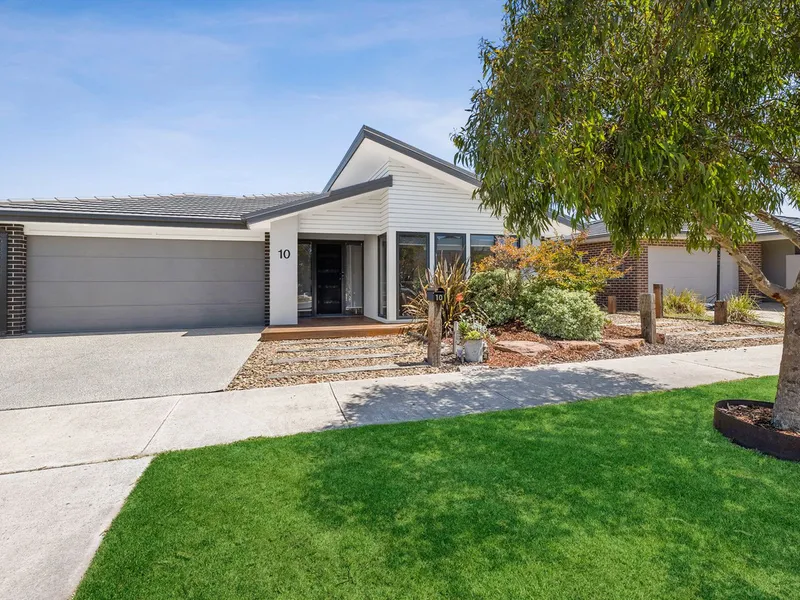 BRIGHT, FRESH AND CONVIENIENT COASTAL LIVING