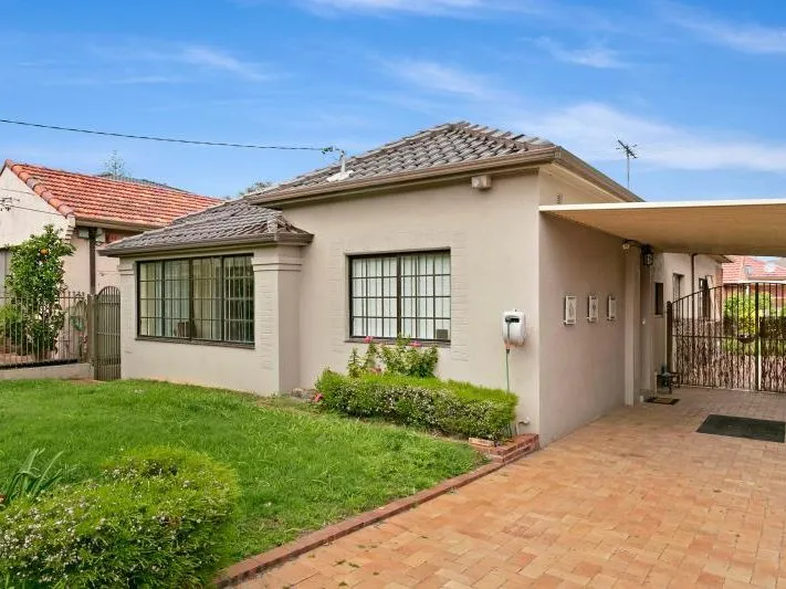 SHORT TERM LEASE ONLY Beach Side Location -4 Months lease - Pets Permitted