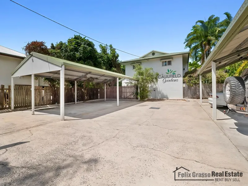 Townhouse with fantastic fenced courtyard...