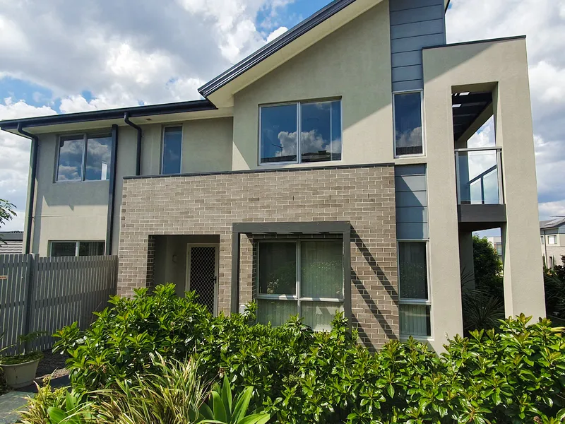 Executive 3 bedroom home with a study!