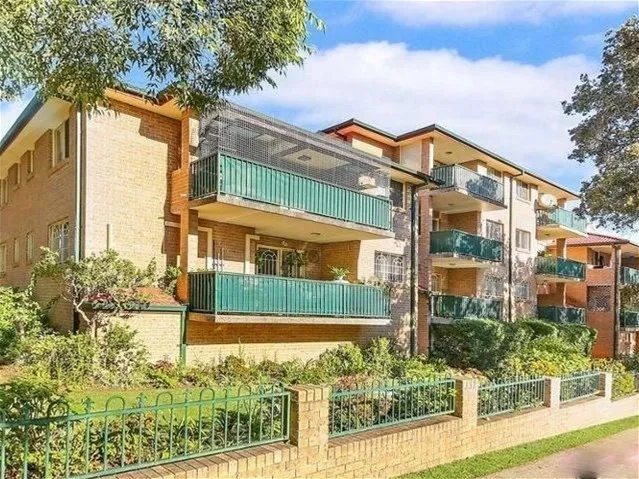LARGE 2 BEDROOM UNIT IN PERFECT LOCATION 