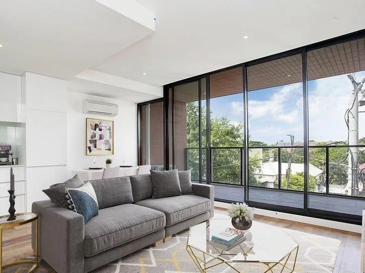 CONTEMPORARY SOPHISTICATION IN AN ENVIABLE LOCATION