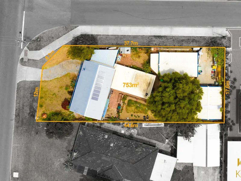 LARGE CORNER BLOCK WITH SIDE ACCESS CLOSE TO THE SEA