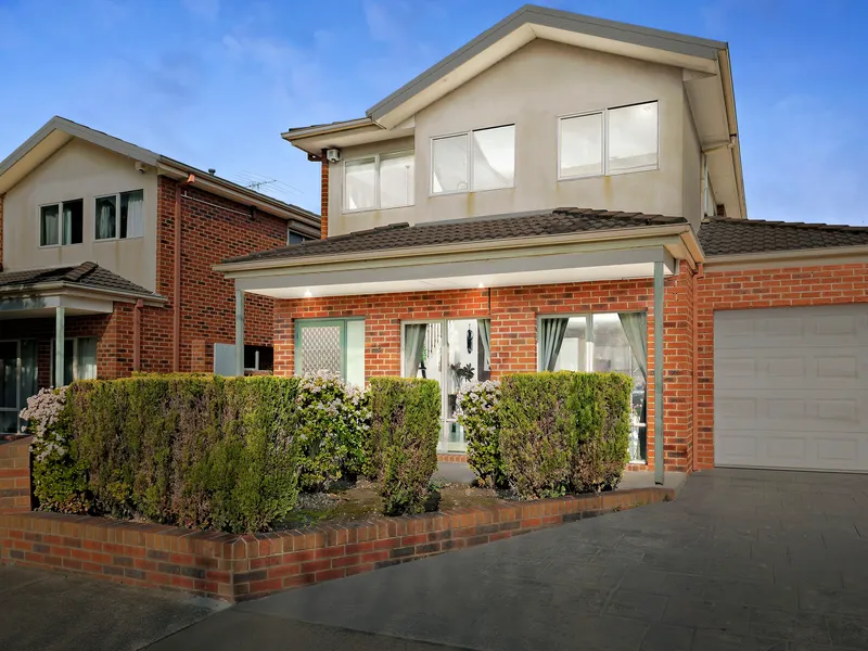Stunning townhouse in park side location!