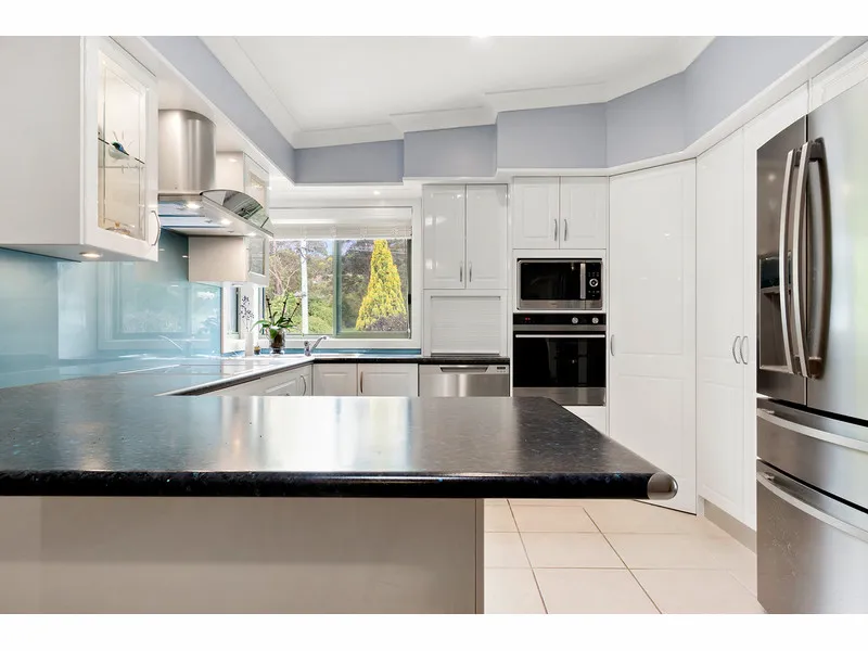 LOVELY AIR-CONDITIONED FAMILY HOME IN LUSH GARDEN SETTING OFFERING A 6 MONTH LEASE