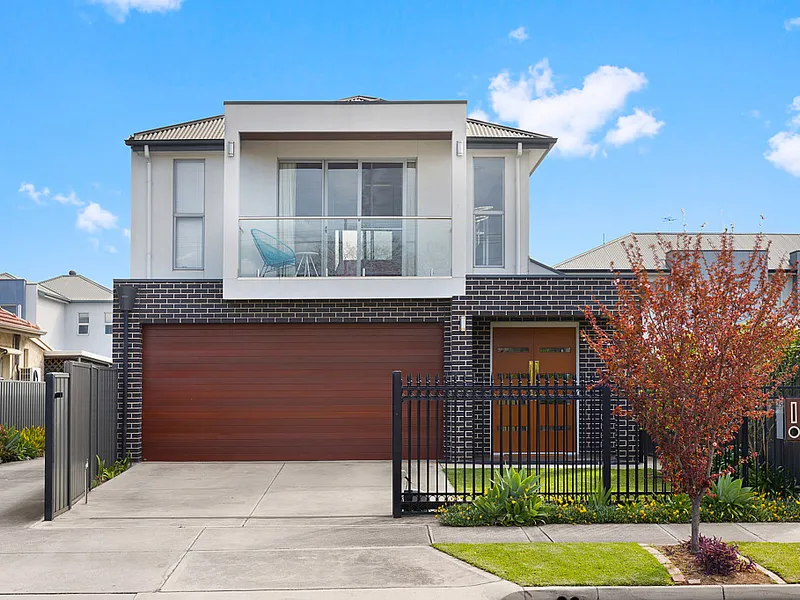 Sleek & Contemporary 5 Bedroom Custom Built Home