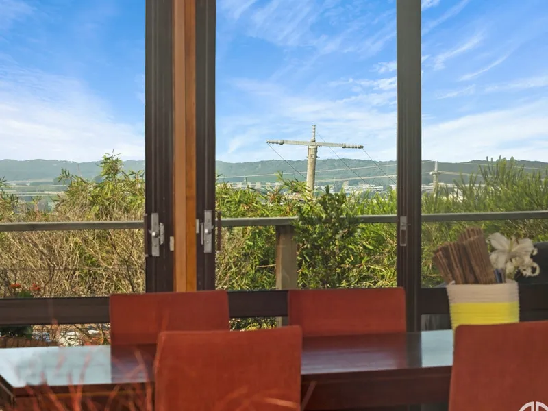 Three Bedroom Home With Stunning Views. 